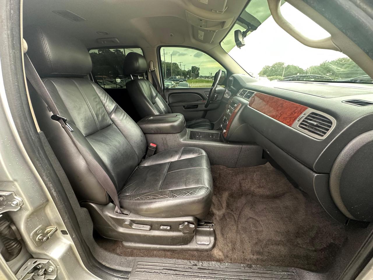 Chevrolet Suburban LT 1500 4WD 2011