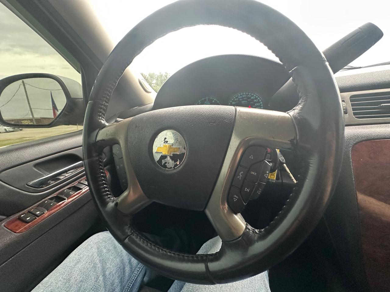 Chevrolet Suburban LT 1500 4WD 2011