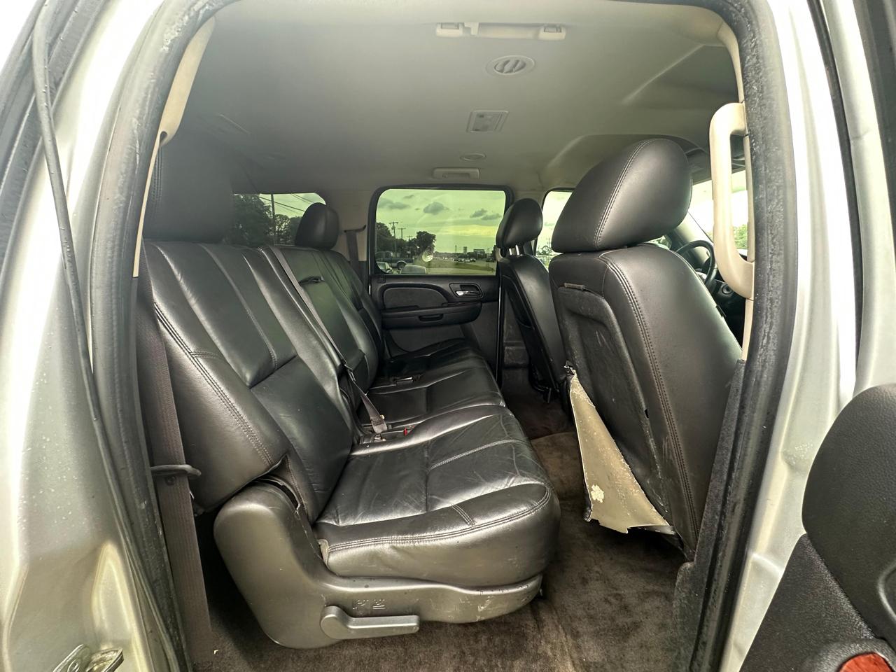 Chevrolet Suburban LT 1500 4WD 2011