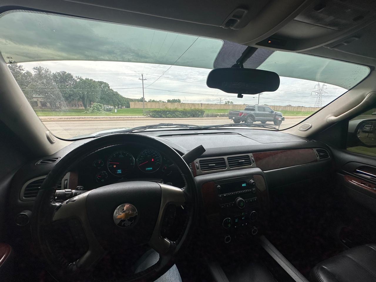 Chevrolet Suburban LT 1500 4WD 2011