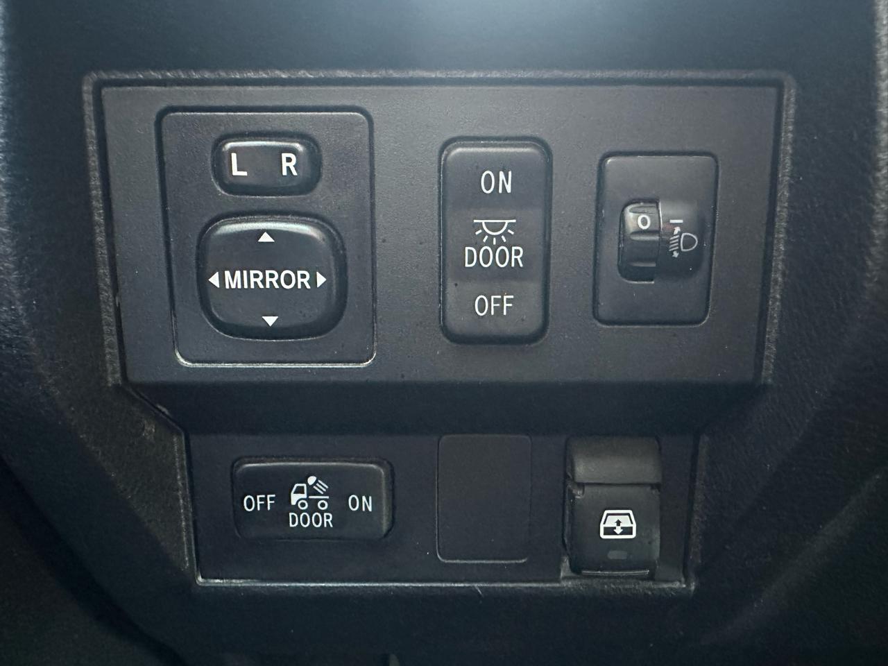 Toyota Tundra SR5 4.6L V8 CrewMax 2WD 2017