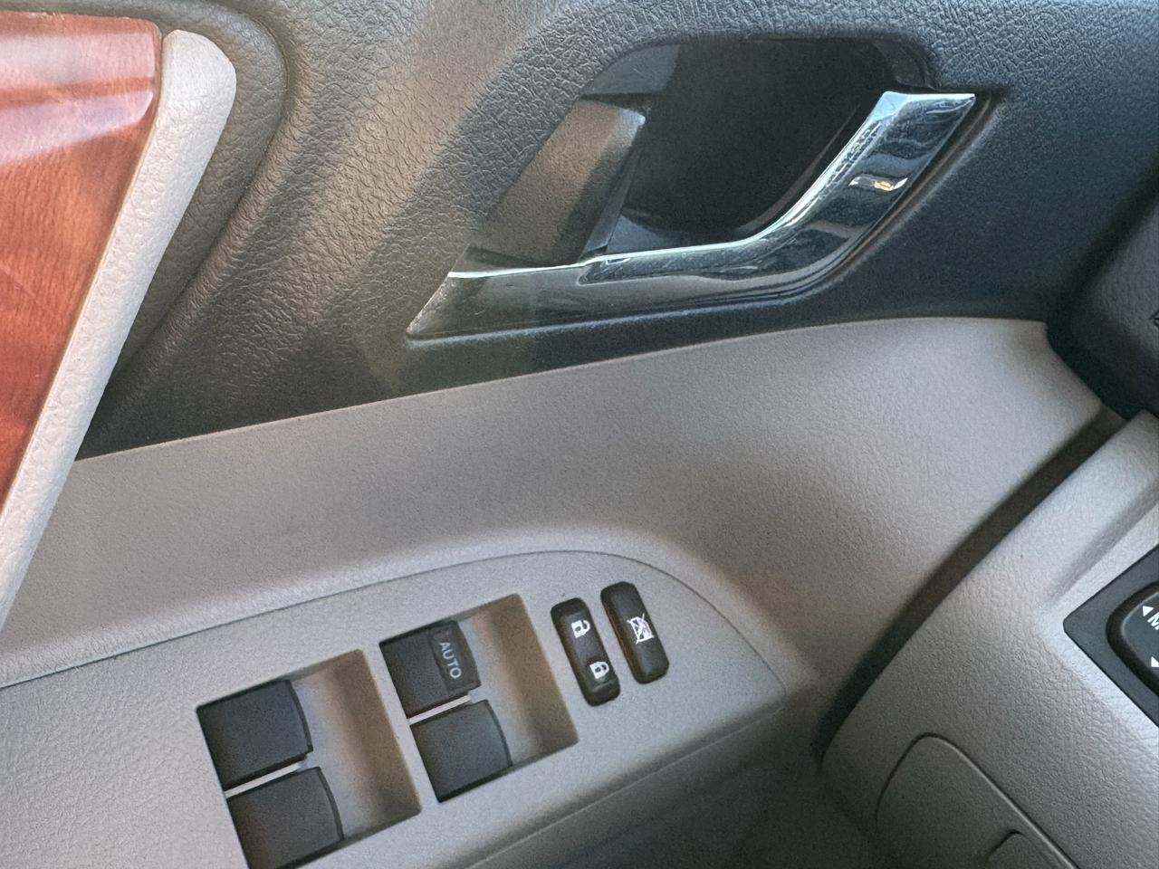 Toyota Highlander Limited 2WD 2010