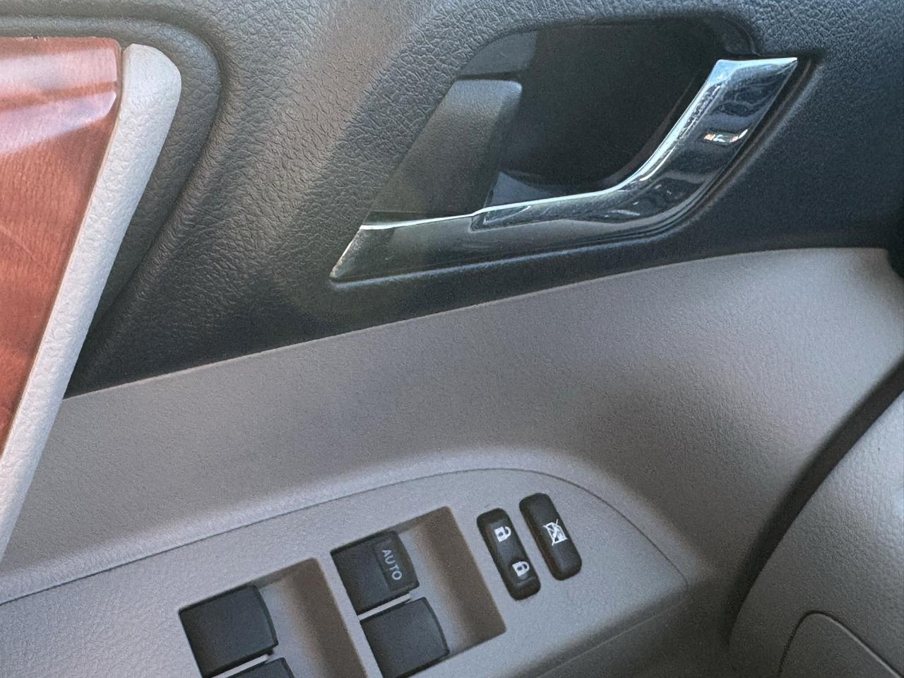Toyota Highlander Limited 2WD 2010