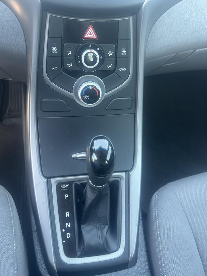 Hyundai Elantra SE 6AT 2016