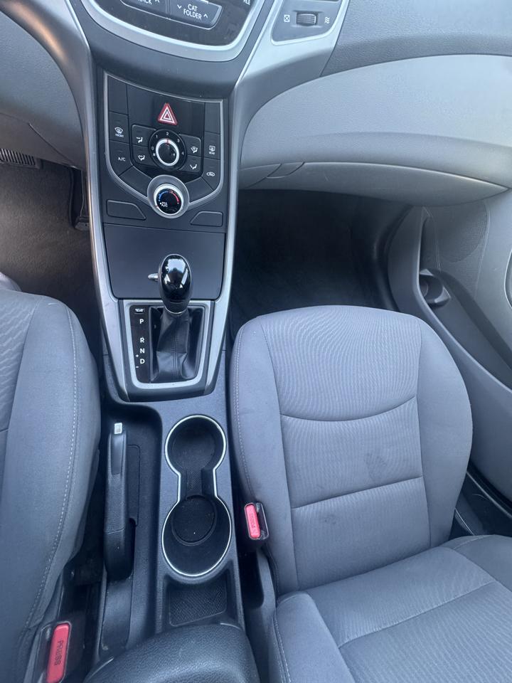 Hyundai Elantra SE 6AT 2016