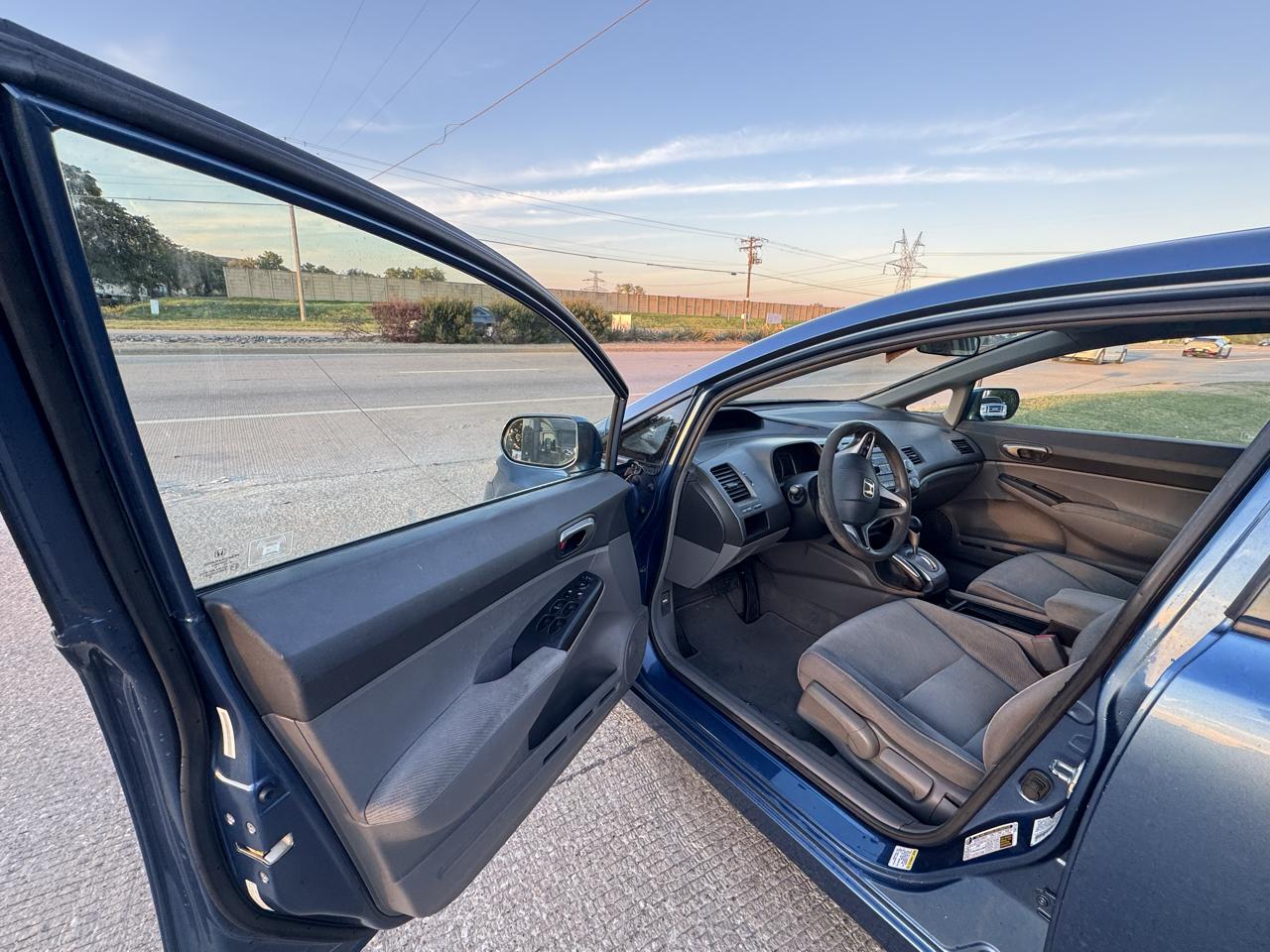 Honda Civic LX Sedan 5-Speed AT 2011