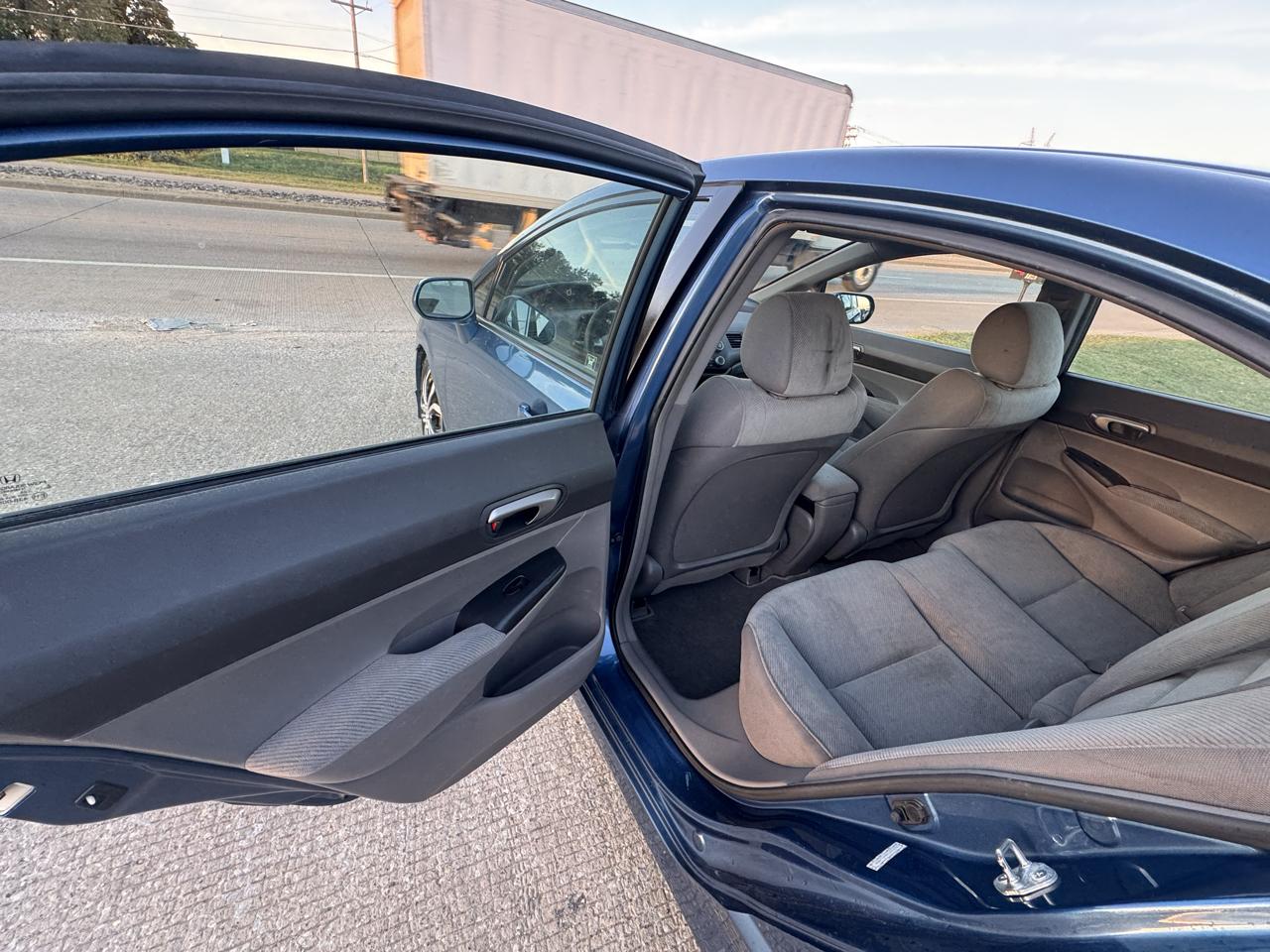 Honda Civic LX Sedan 5-Speed AT 2011