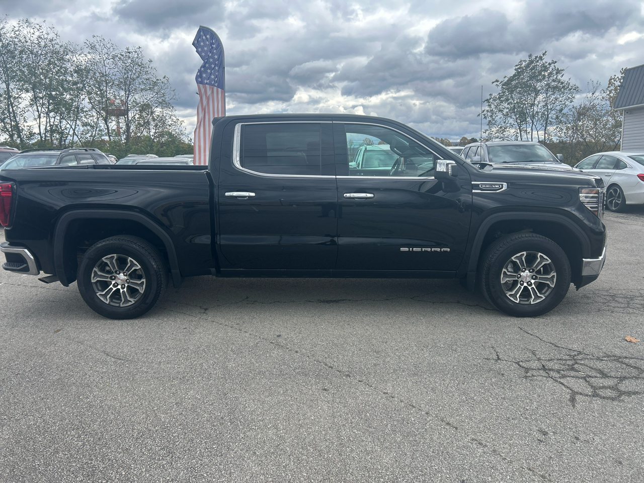 GMC Sierra 1500 4WD Crew Cab 147" SLT 2024