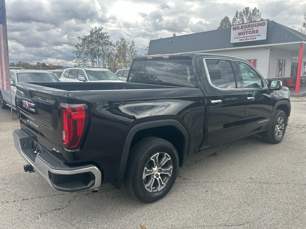 GMC Sierra 1500 4WD Crew Cab 147" SLT 2024