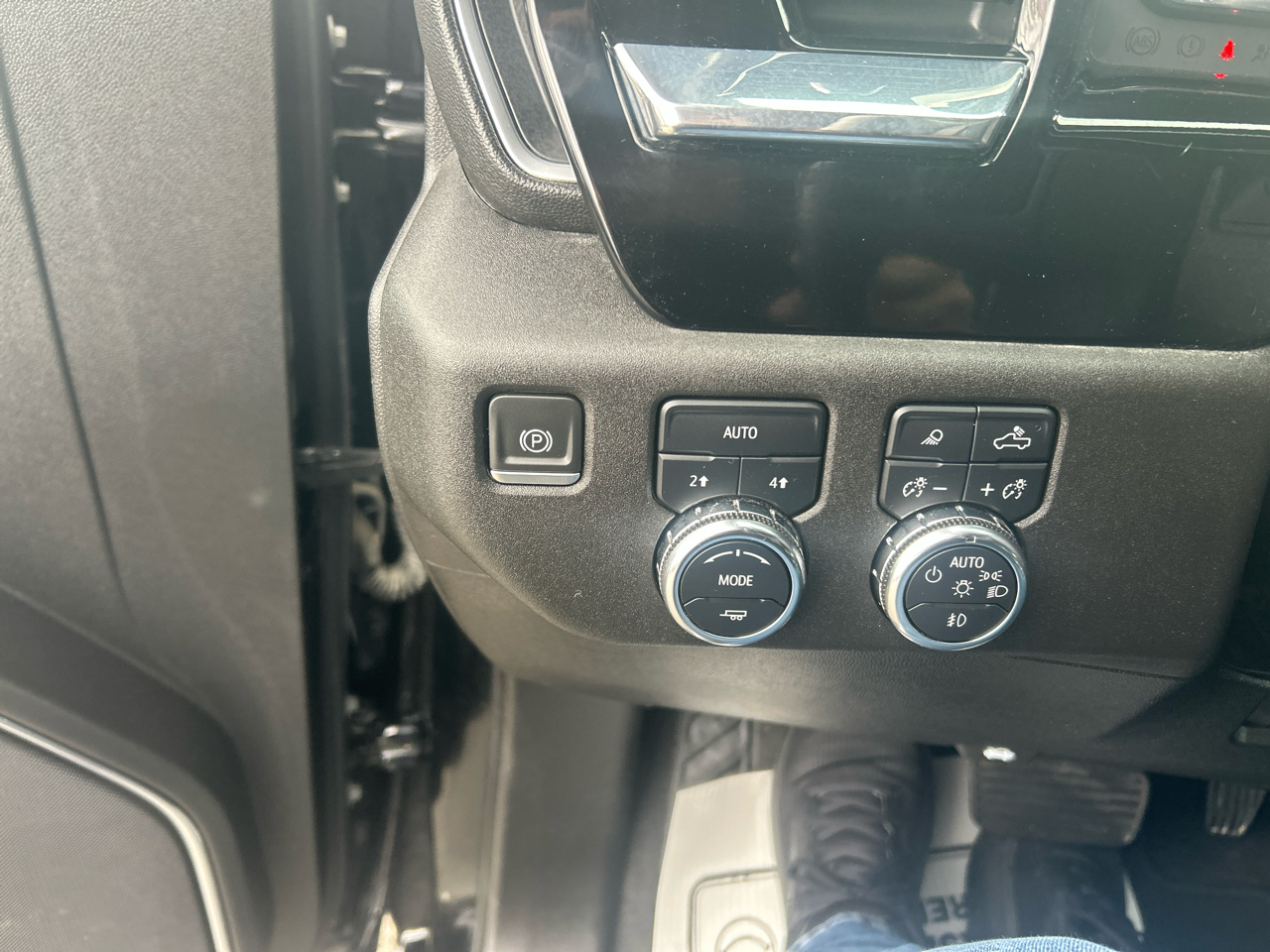 GMC Sierra 1500 4WD Crew Cab 147" SLT 2024