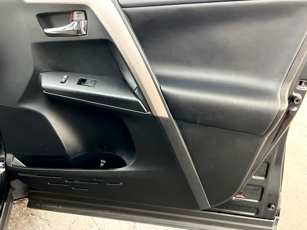 2016 Toyota RAV4 Hybrid XLE photo 18