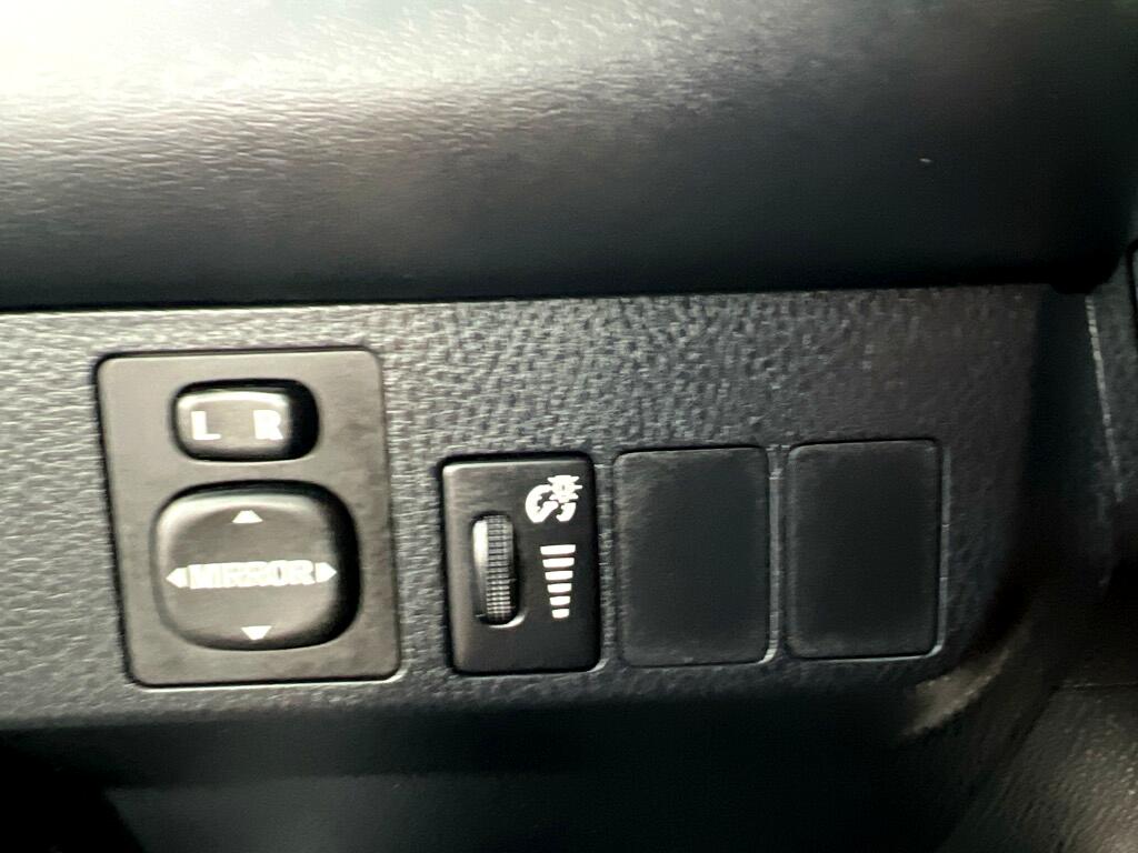 2016 Toyota RAV4 Hybrid XLE photo 26