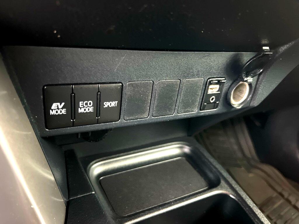 2016 Toyota RAV4 Hybrid XLE photo 32
