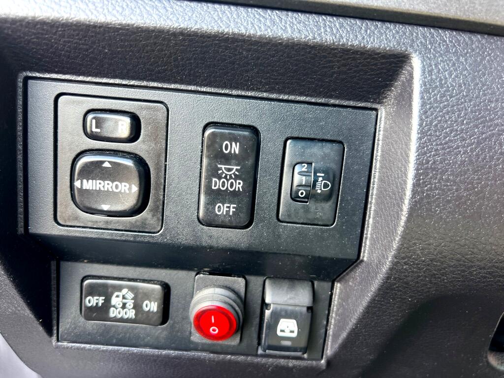 Toyota Tundra SR5 5.7L V8 FFV CrewMax 4WD 2015 Toyota Tundra SR5 5.7L V8 FFV CrewMax 4WD 2015