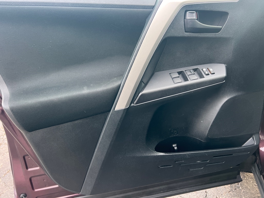 Toyota RAV4 LE FWD 2018