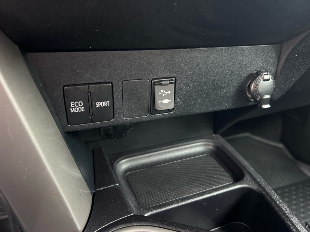 Toyota RAV4 LE FWD 2018