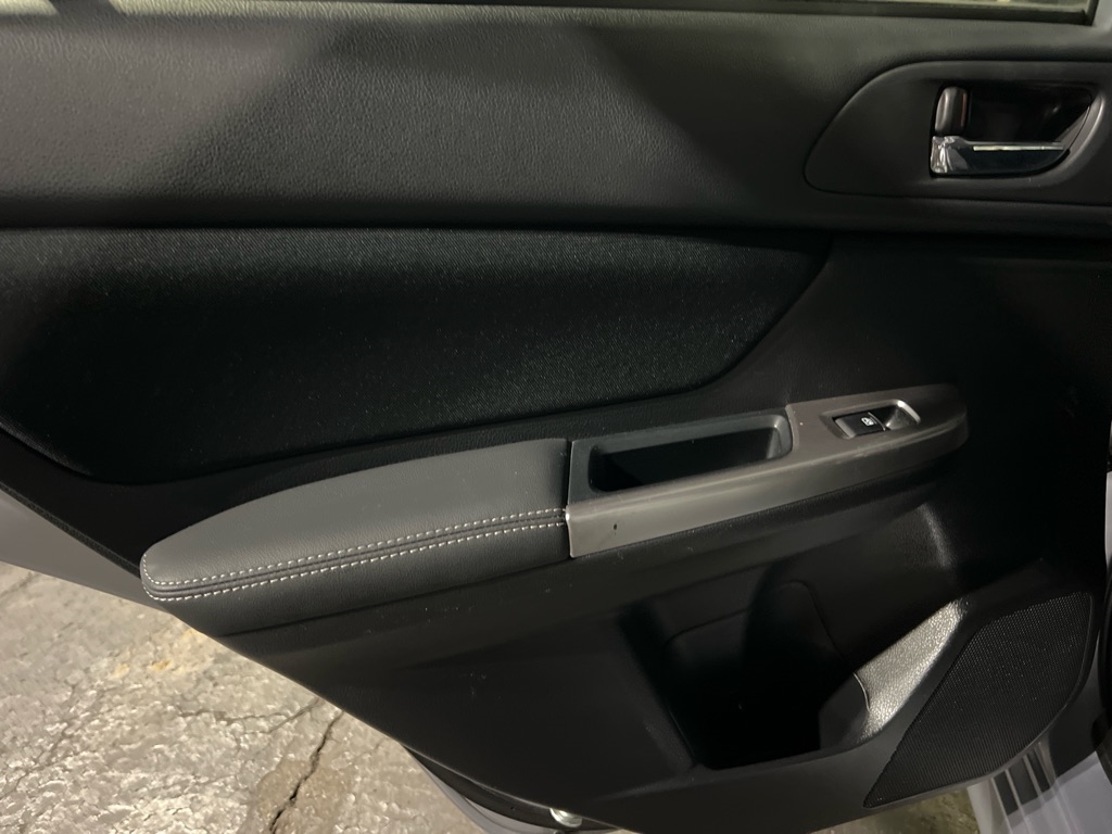 Subaru Impreza 2.0i Limited PZEV 5-Door 2016