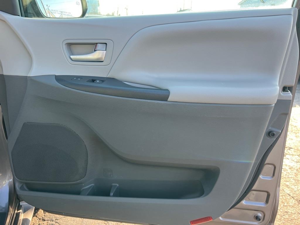 Toyota Sienna LE 8-Passenger 2017