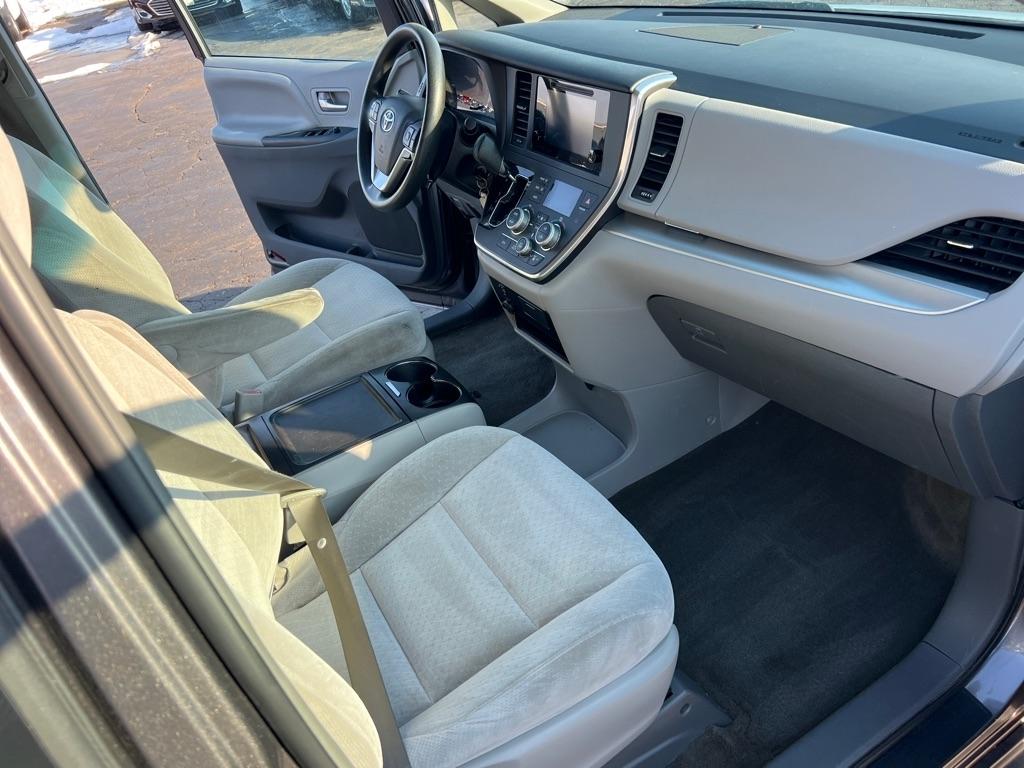 Toyota Sienna LE 8-Passenger 2017