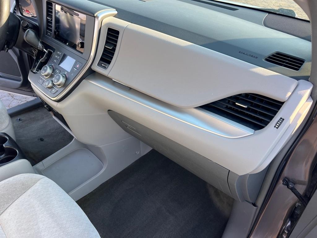 Toyota Sienna LE 8-Passenger 2017