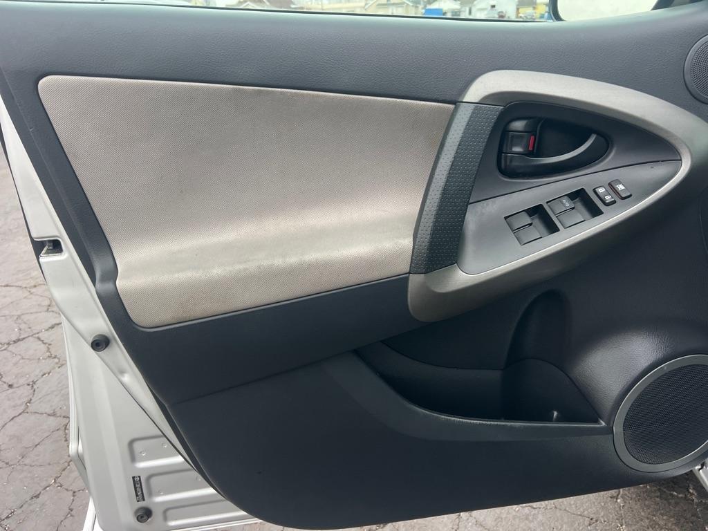 Toyota RAV4 Base I4 4WD 2011