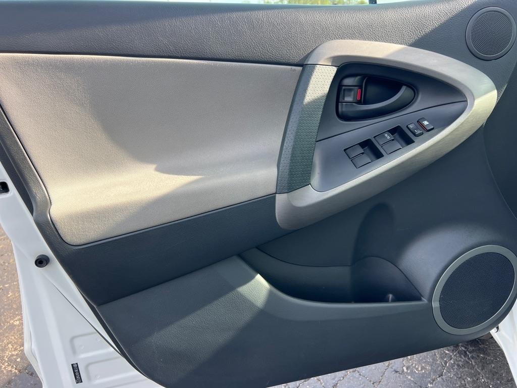 Toyota RAV4 Base I4 4WD 2012