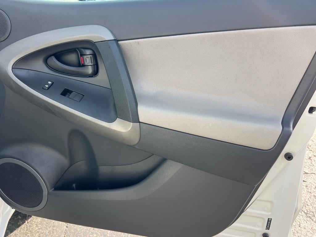 Toyota RAV4 Base I4 4WD 2012