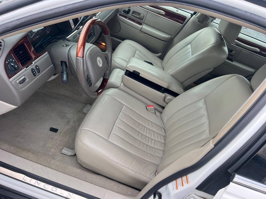 Lincoln Town Car 4dr Sdn Signature 2003
