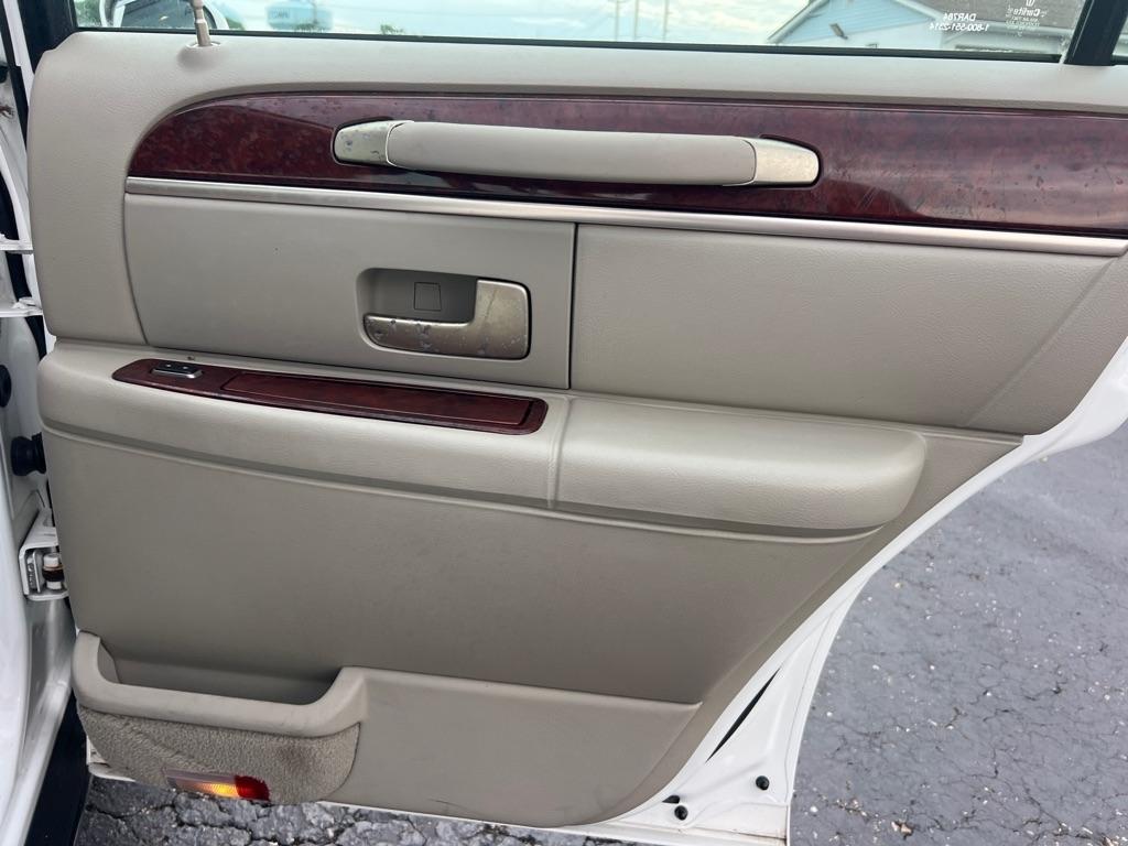 Lincoln Town Car 4dr Sdn Signature 2003