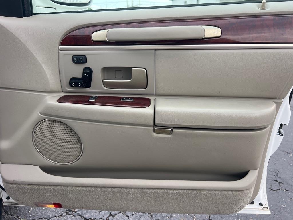 Lincoln Town Car 4dr Sdn Signature 2003