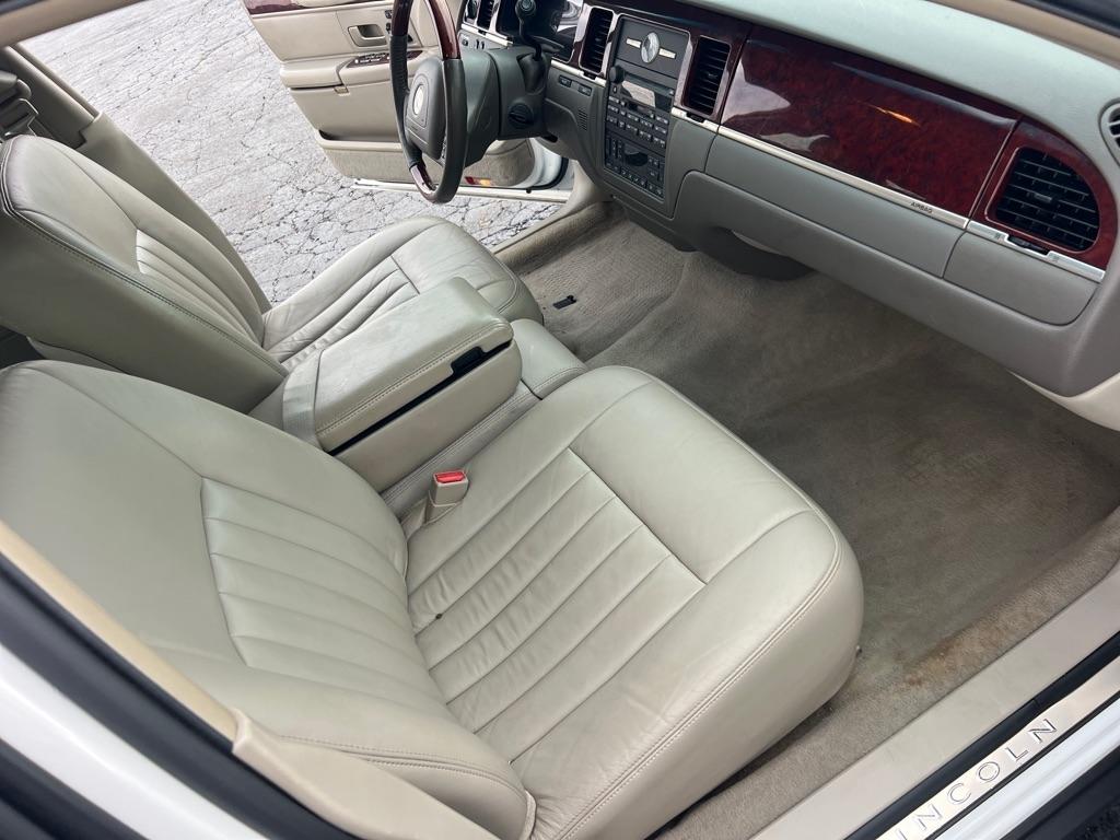 Lincoln Town Car 4dr Sdn Signature 2003