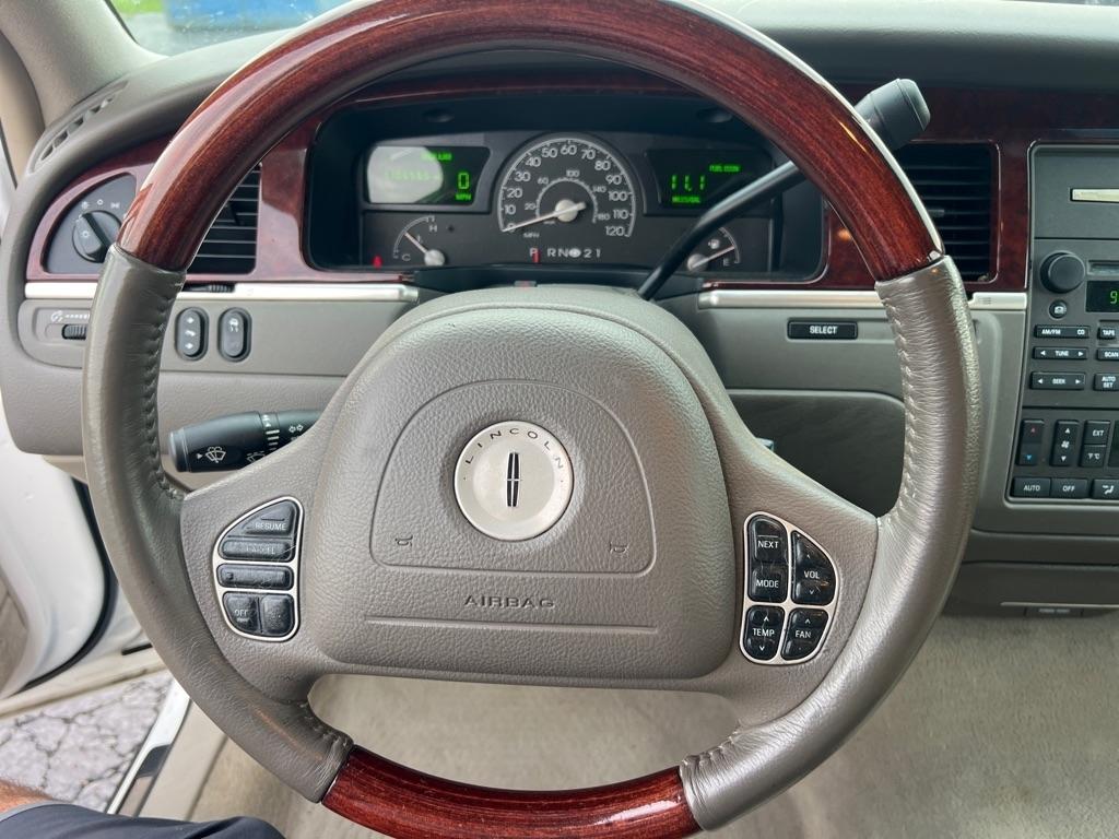 Lincoln Town Car 4dr Sdn Signature 2003