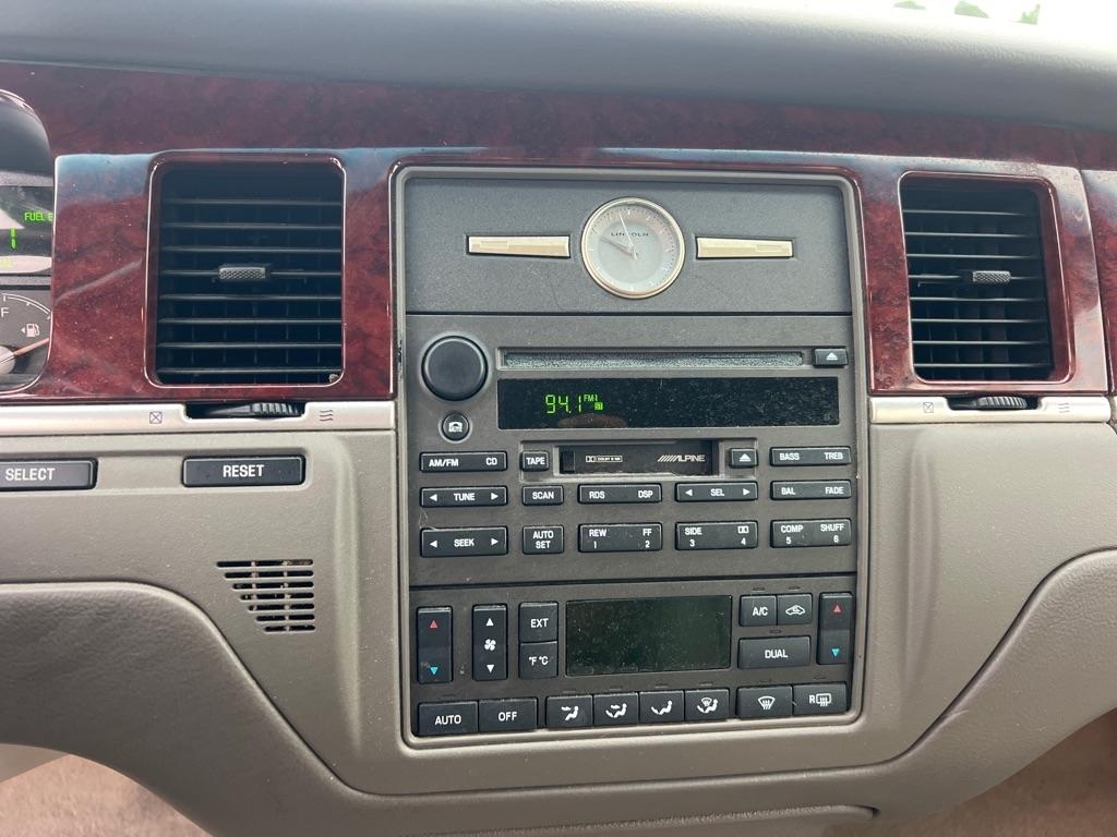 Lincoln Town Car 4dr Sdn Signature 2003