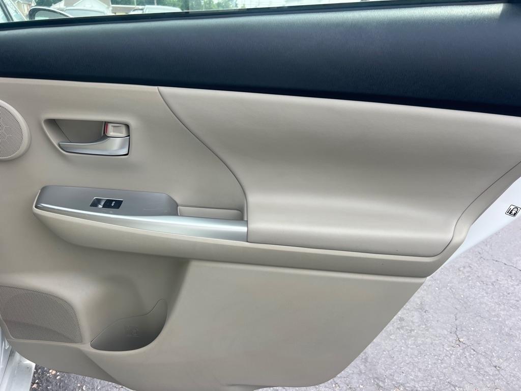 Toyota Prius V 5dr Wgn Three (Natl) 2013