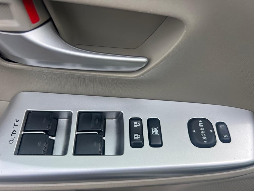 Toyota Prius V 5dr Wgn Three (Natl) 2013