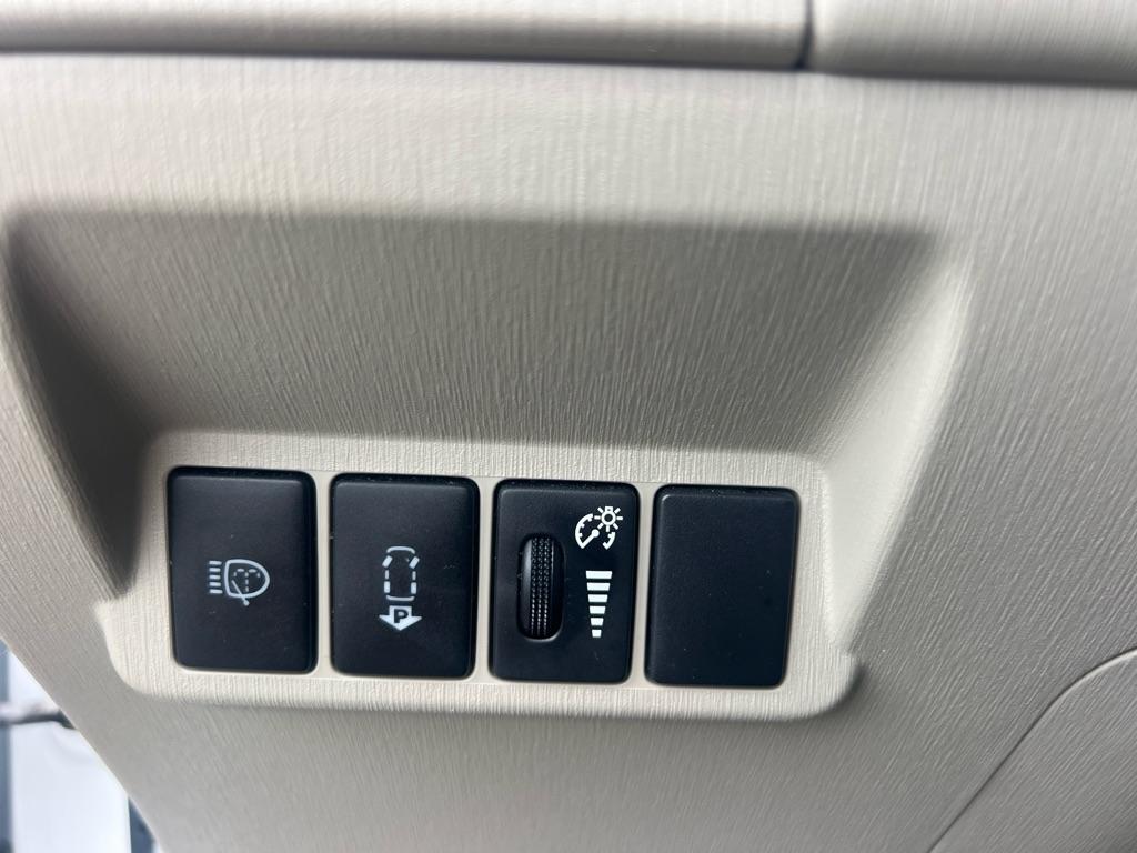 Toyota Prius V 5dr Wgn Three (Natl) 2013