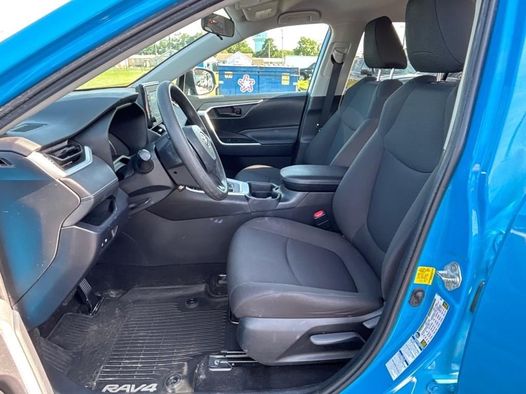 Toyota RAV4 LE AWD (Natl) 2020
