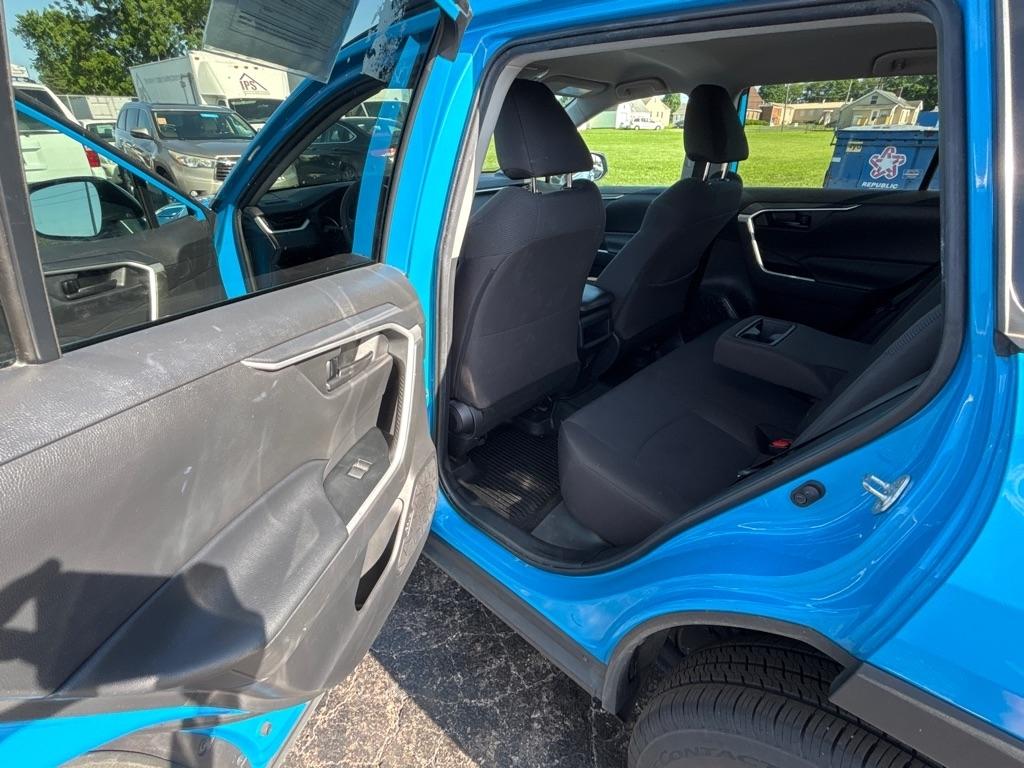 Toyota RAV4 LE AWD (Natl) 2020