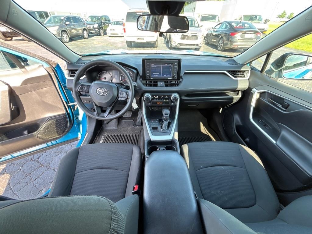 Toyota RAV4 LE AWD (Natl) 2020