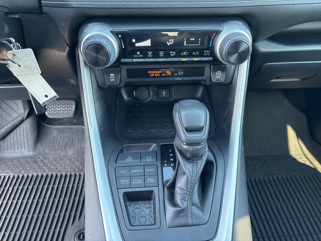 Toyota RAV4 LE AWD (Natl) 2020