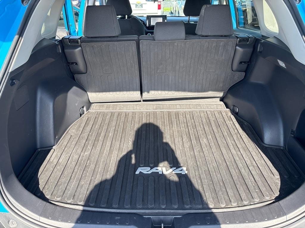 Toyota RAV4 LE AWD (Natl) 2020