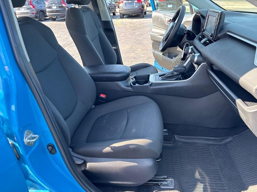 Toyota RAV4 LE AWD (Natl) 2020