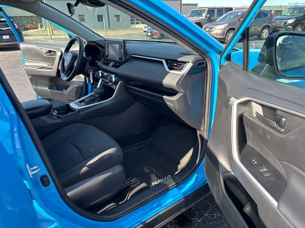 Toyota RAV4 LE AWD (Natl) 2020