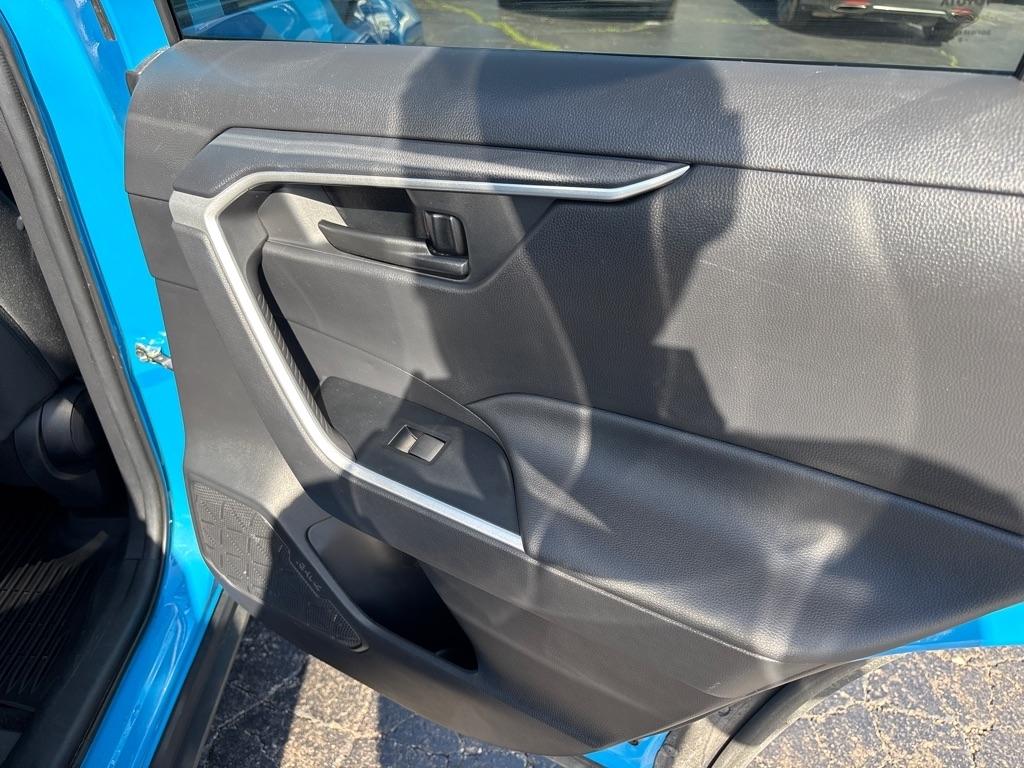 Toyota RAV4 LE AWD (Natl) 2020
