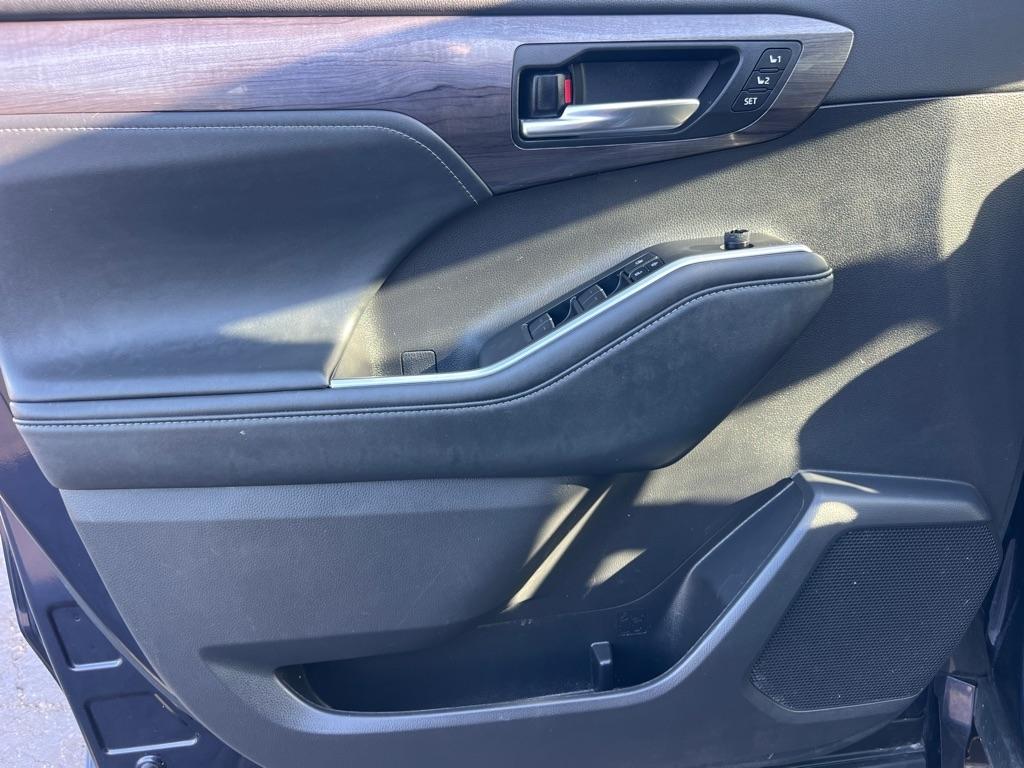 Toyota Highlander Hybrid Platinum AWD (Natl) 2022