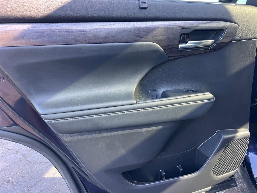 Toyota Highlander Hybrid Platinum AWD (Natl) 2022