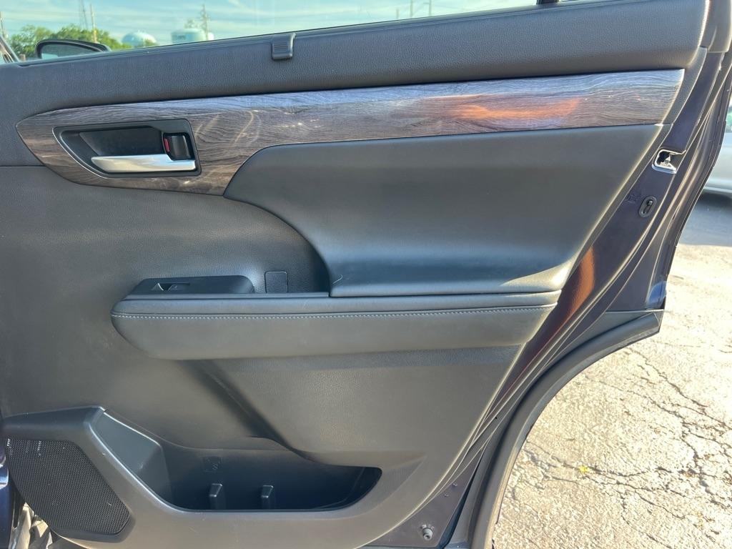 Toyota Highlander Hybrid Platinum AWD (Natl) 2022