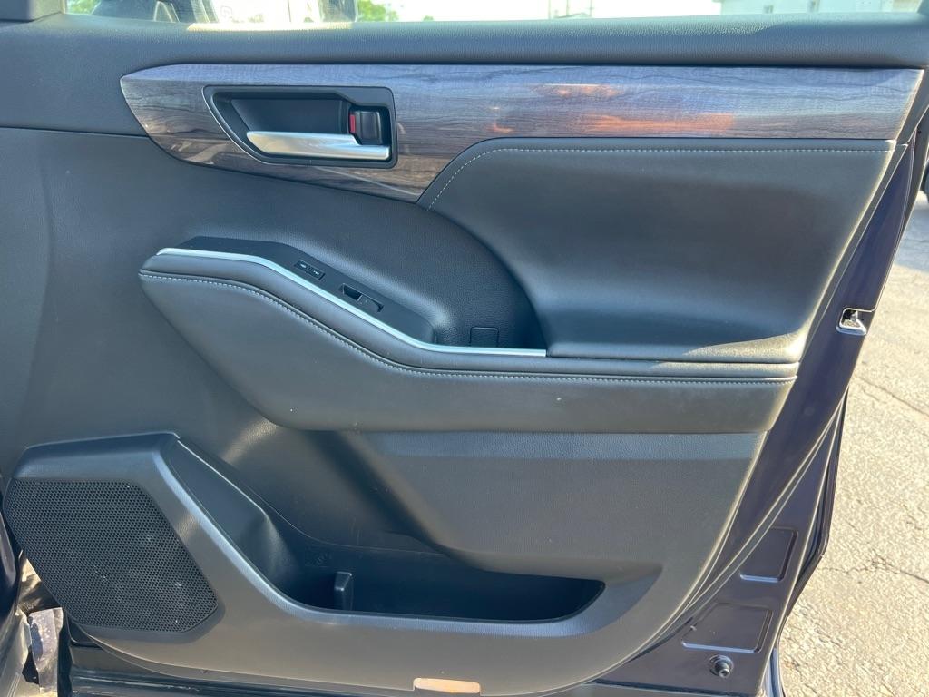 Toyota Highlander Hybrid Platinum AWD (Natl) 2022
