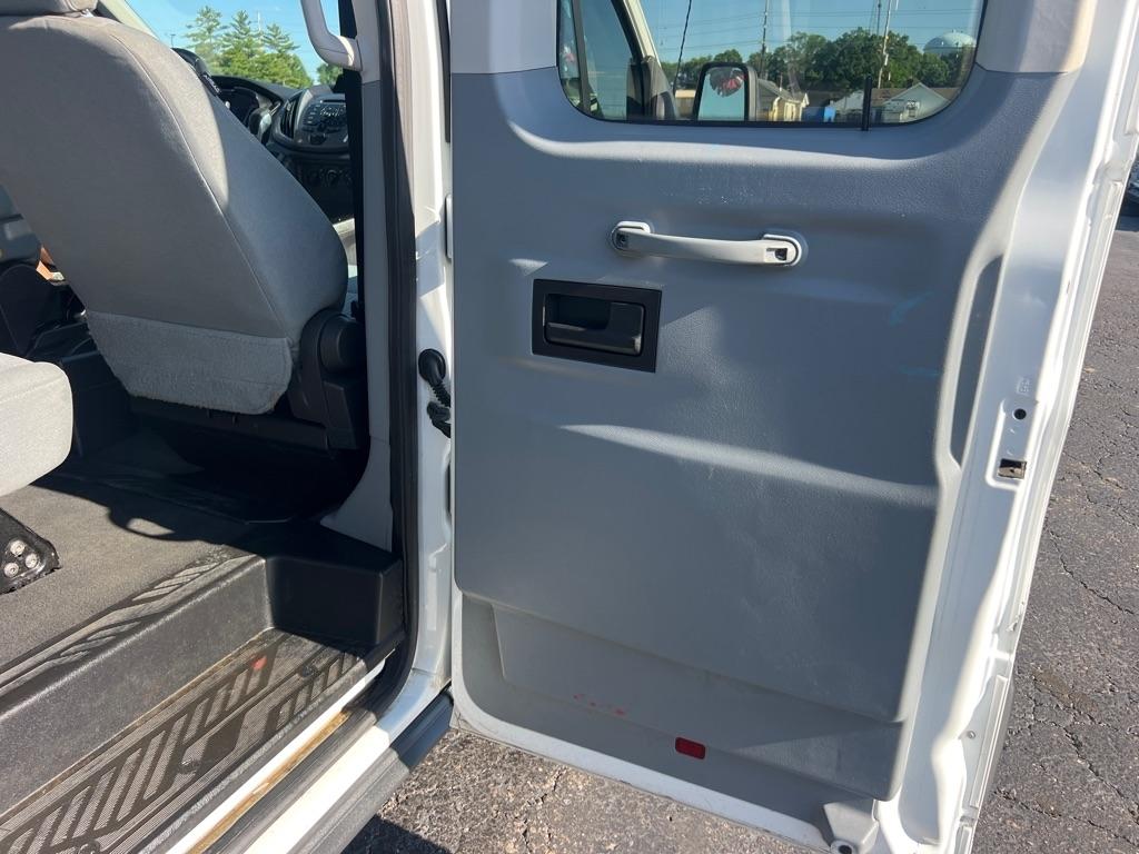 Ford Transit Wagon T-350 148" Low Roof XLT Swing-Out RH Dr 2015