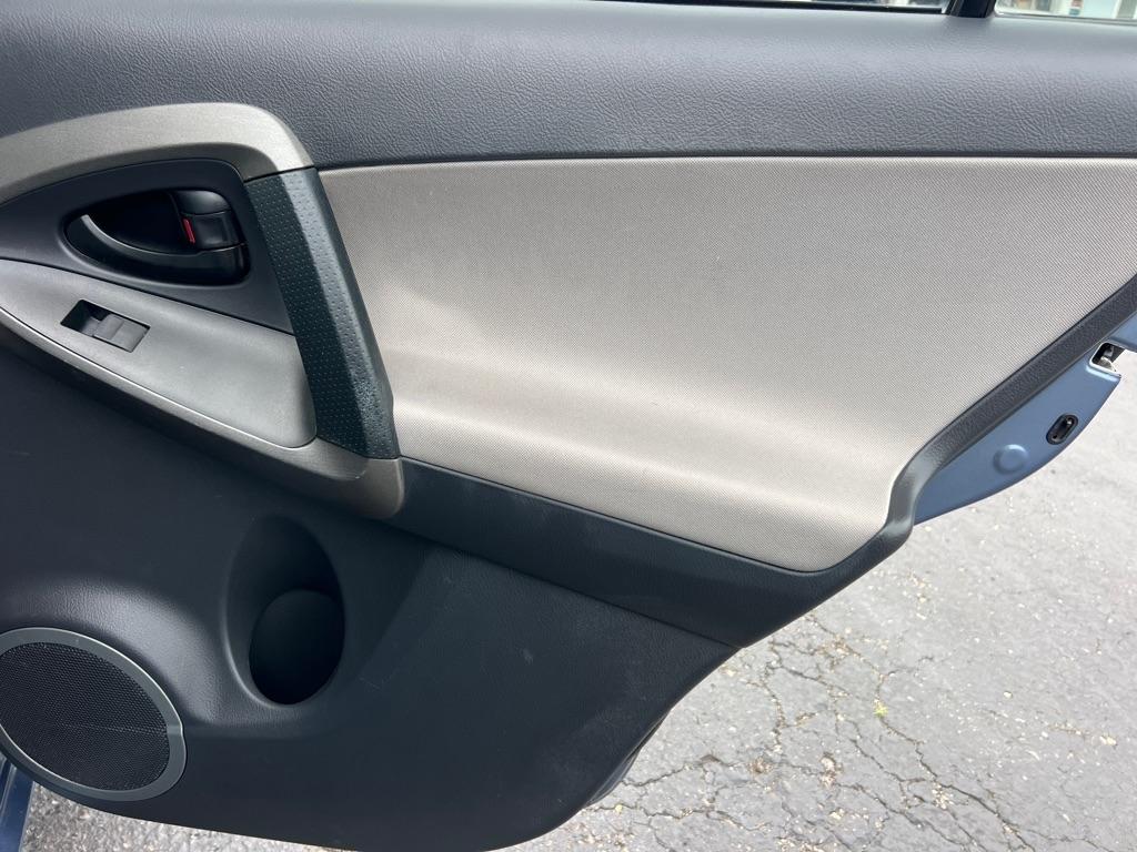 Toyota RAV4 FWD 4dr 4-cyl 4-Spd AT (Natl) 2011